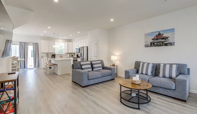 Walk to Cambridge Waterfront: Townhome w/Deck