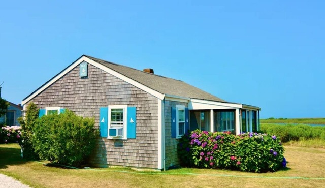Walk to Cisco/Charming cottage and garage apt on Hummock Pond