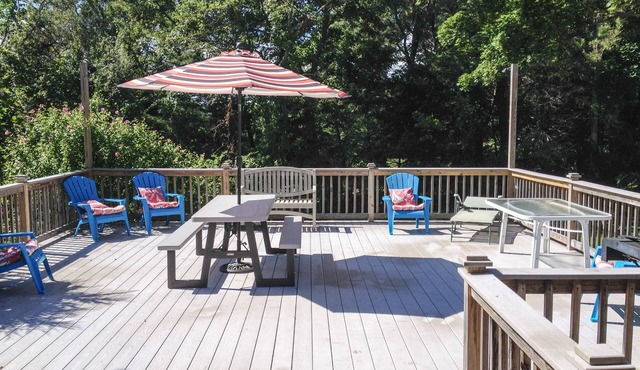 WALK to Mayflower Beach CLEAN home. Perfect family vacation. Great deck & yard