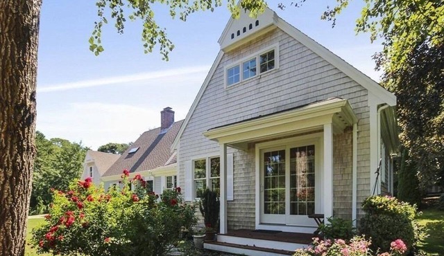 Walk to the beach at Little Pleasant Bay from this newly decorated cottage!