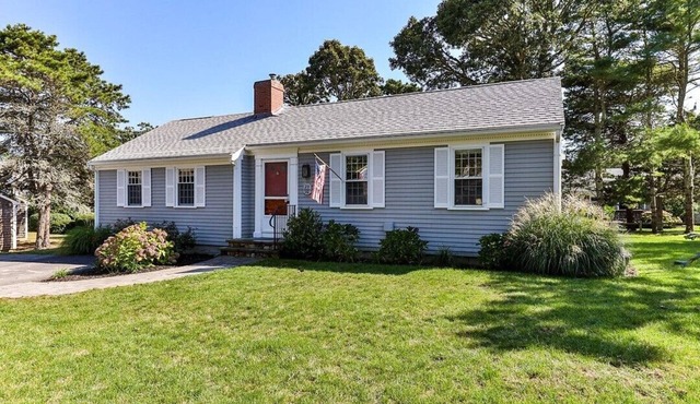 Walk to the beach! The Salty Breeze sleeps 10; updated house, bikes, beach toys!