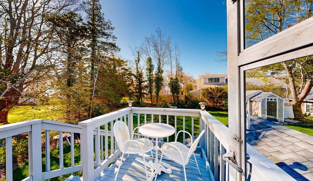 Walk-up apartment with deck & grill - walk to beach & town