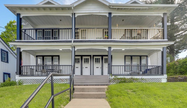 Walkable 3-Unit Hub: 8 Mi to Micron Technology!