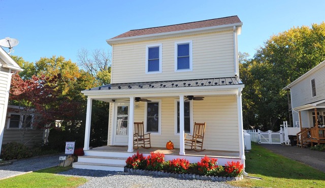 Walking distance to shopping, restaurants, entertainment, and the Chesapeake Bay