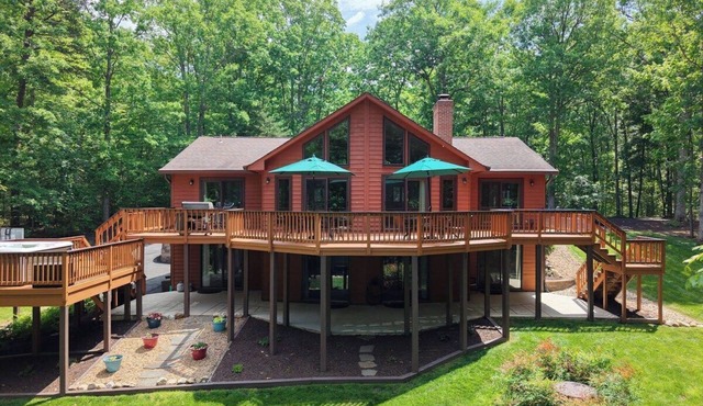 Wallers Lakefront Retreat with Beach/Hot tub/Dock and Dog Friendly