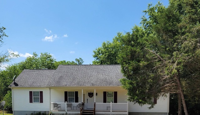 Water access, 2 min to lake, marina, boat ramp & slips to use, dog friendly.