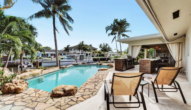 Water's Edge-Luxury house - 5 bedrooms - walk to beach - Heated pool - Boat Dock