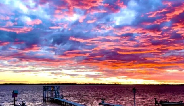 Waterfront Beauty! Incredible Sunsets, Exotic Birds and Gorgeous Water Views!