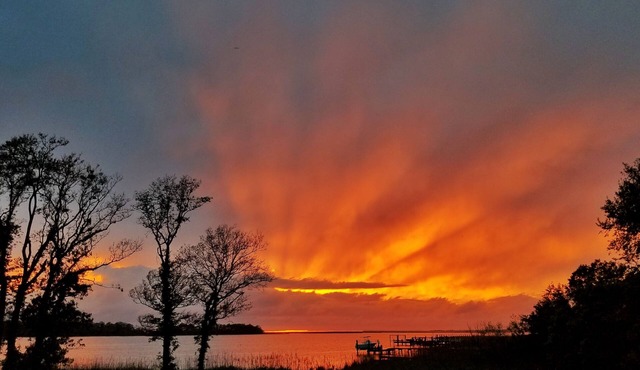 ⭐️Waterfront⭐️Fenced Yard~Dogs ✔️~Dock~Kayak~Bikes~Sunset☀️Beach Chairs~Linens🐬