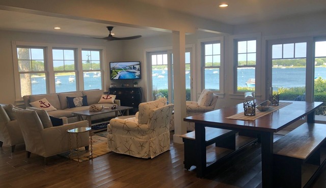 Waterfront oasis 2 master suites, 3 private decks, close to beach & shopping