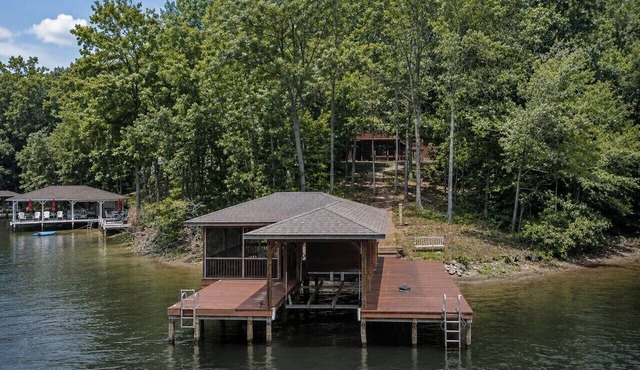 Waterfront, peaceful setting, pool table