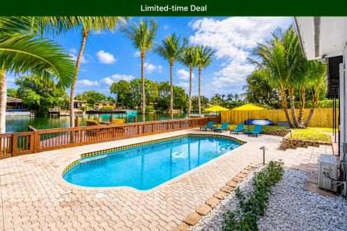 Waterfront Pool Home Games, 10 min to Beach