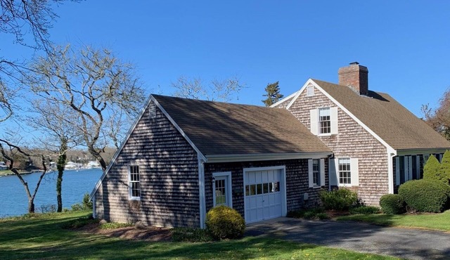 Waterfront retreat, private yet minutes to town and beach. Sleeps 7, 3 bedrooms