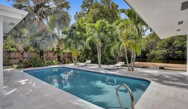 Waterfront Tropical Oasis 4 Bedroom Pool Home