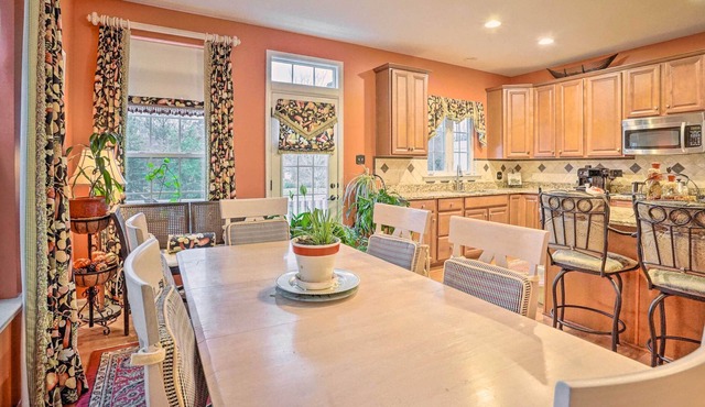 Welcoming Townhome ~ 14 Mi to Dtwn Richmond!