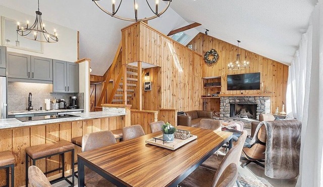 White Mountains Chic Chateau: Updated 3BR+Loft, Sauna, Fireplace & Resort Perks