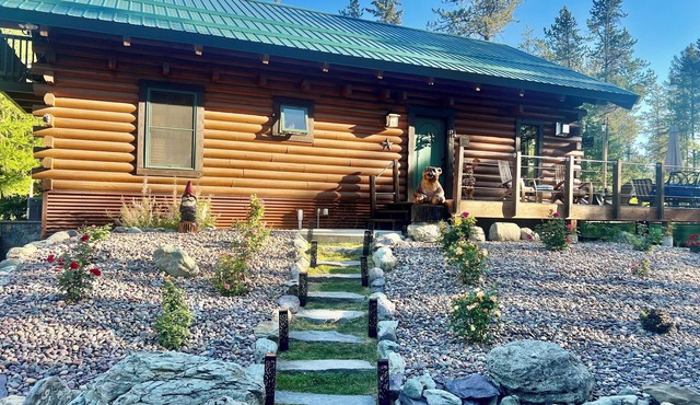 Whitefish Rustic Luxury! Views, Fire Pit, Hot Tub, Secluded!