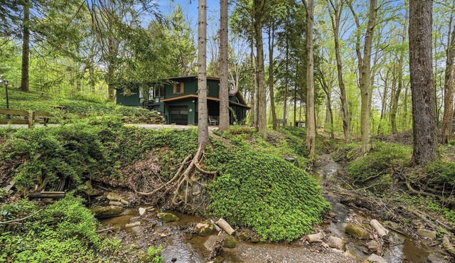 Wi-fi Cottage Wooded Retreat with Private Hot Tub