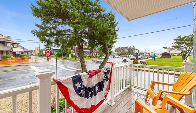 WiFi. Ourdoor Shower. Porch Ocean Side 1st floor duplex, a short walk from.