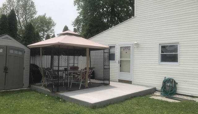 Wildwood apt 4.5 blocks from the beach , huge yard