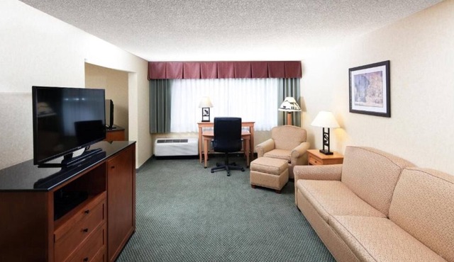 Wonderful Trip! Indoor Pool, FREE Parking, Close to Lone Pine Visitor Center!