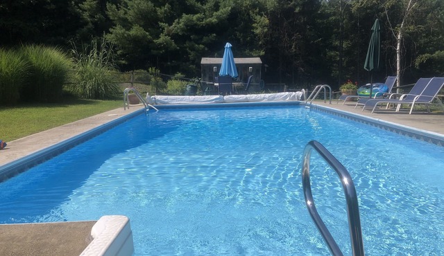Woodstock mountain cottage & pool, SWIM, hike, relax, secluded modern 2 br house