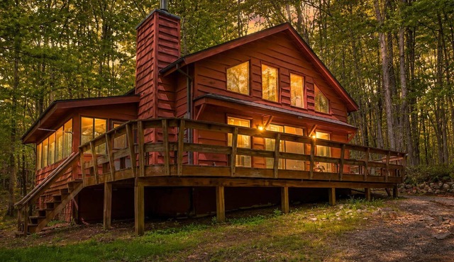 Woodsy Cabin Chalet | Hot Tub | Fire Pit | BB Lake