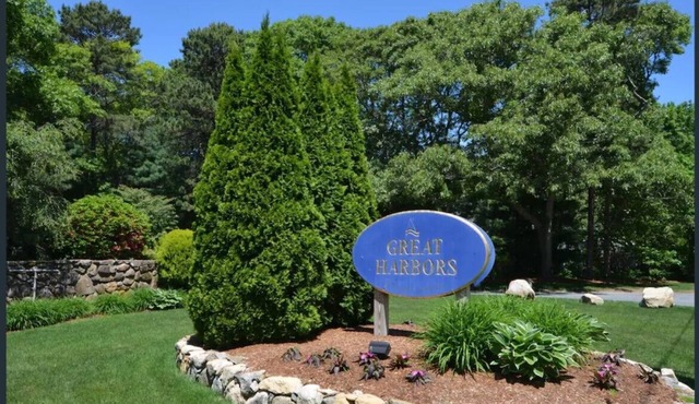 Work away from home.and relax! Walk to the pool and close to the beach!