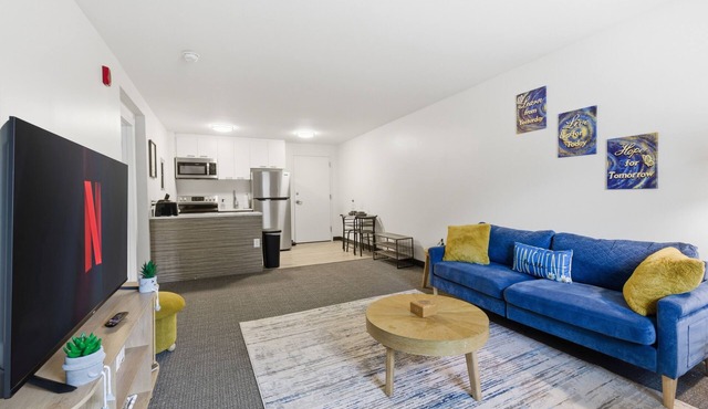 Work & Relax with Fast WiFi, Self Check-In, Workspace & Prime Raleigh Location in Raleigh
