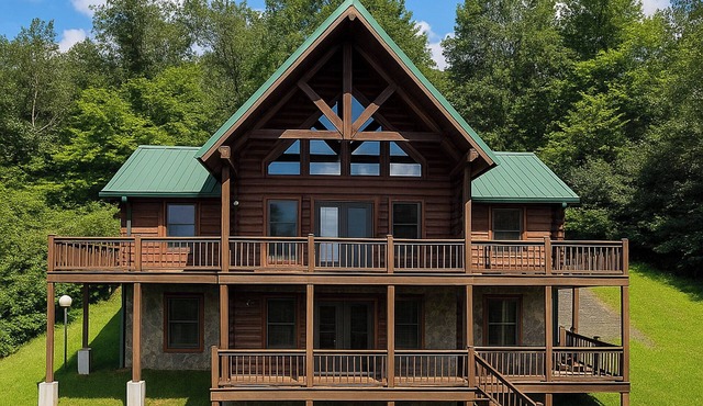 Your Cool Escape Starts Here! 5BR/4BA w/Hot Tub, Pool Table, & WiFi!