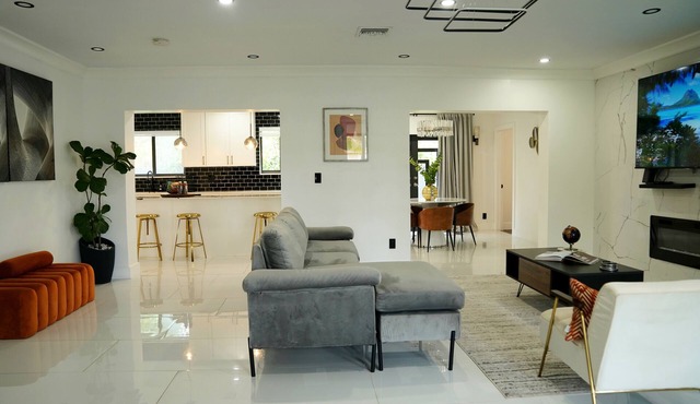 YOUR HOME AWY FROM HOME, CLOSE TO HARDROCK STADIUM, DINING RESTAURANTS, SHOPPING