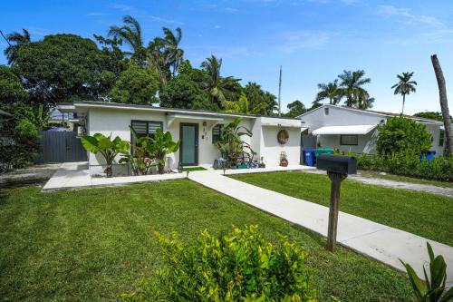 Zen House Miami - Modern 2BR Home with Pool Table, Ping Pong and Patio
