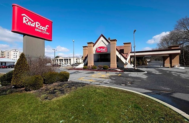 2-Star Hotel ∙ Red Roof Inn and Suites Newark - University