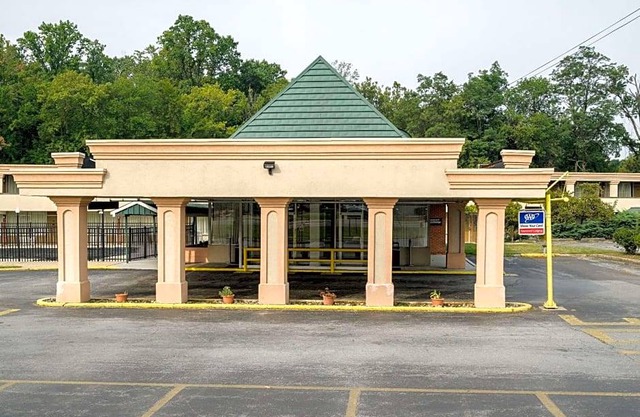 2-Star Hotel ∙ Rodeway Inn Newark