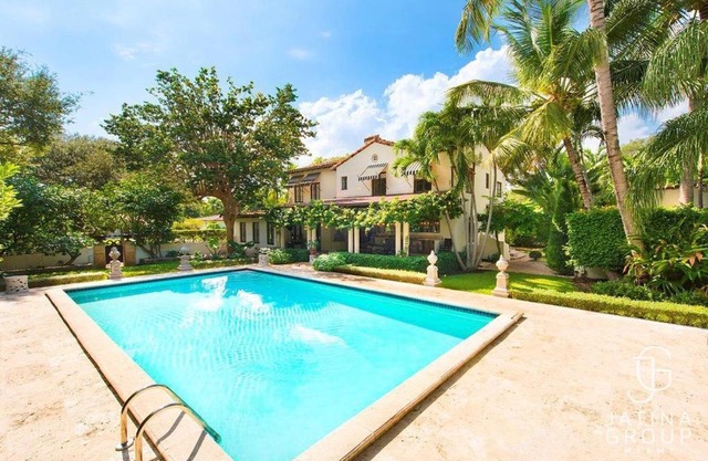5 Bedroom Villa in Miami, Pool Fits 12 Guest!