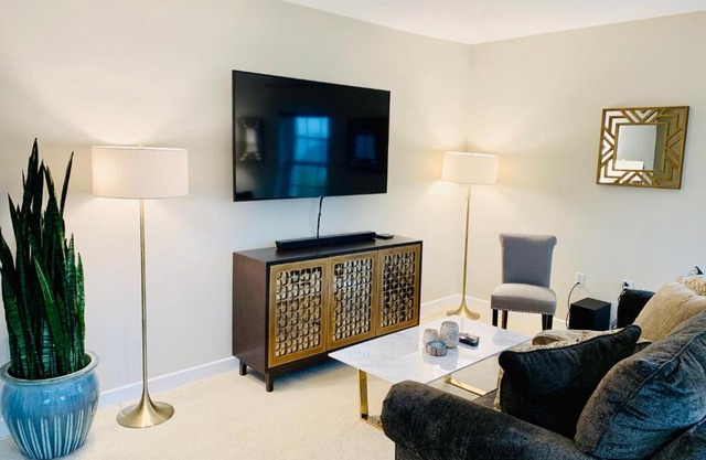 Beautifully Decorated 2 BR - 4 Min Walk to Metro and Close to Old Town