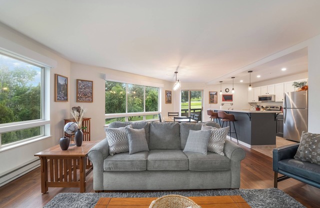Cozy condo w/fireplace, close to GNP - Marina Cay Retreat