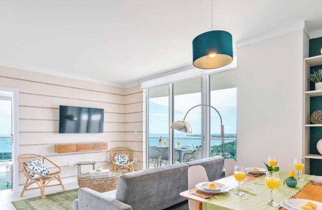 Grove Retreat for Couples | Walk to CocoWalk