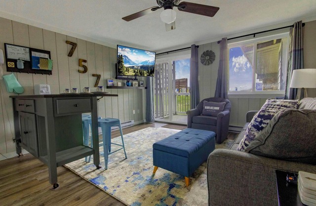 ML 128: Ballhooter views await you. Charming 1BR next to bike trails!