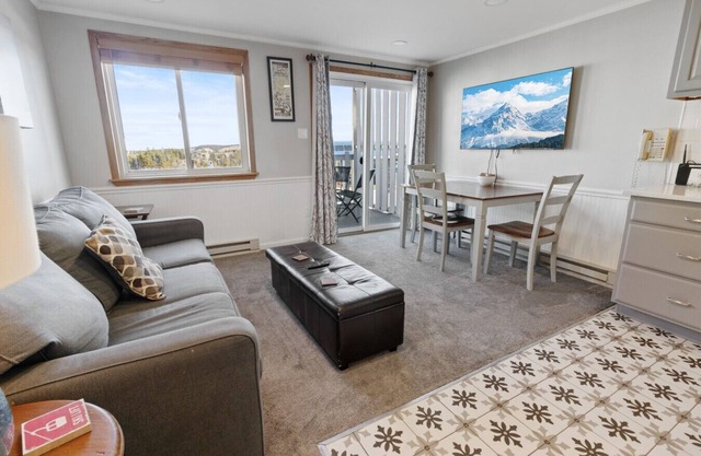ML316 Stylish & Modern! Breathtaking mountain/trail view Close to Village Wi-Fi