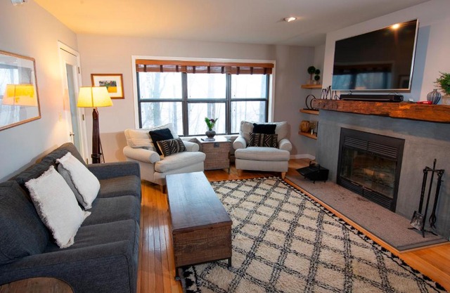 Modern & Updated Winterplace 3Br- Sleeps 12 condo in Ludlow