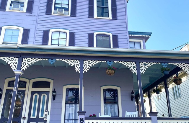 One Bedroom flat 1 block from Beach & 3 blocks from Washington Square
