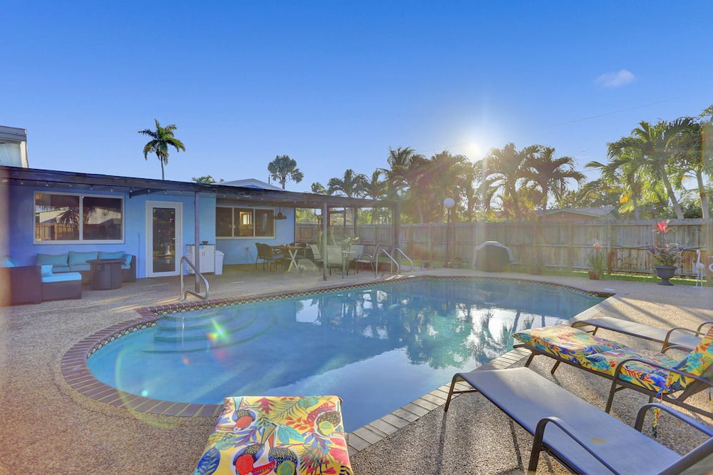 Oakland Park Villa | Spacious 5BDR villa with Pool, BBQ, Tennis Table, Air Hockey