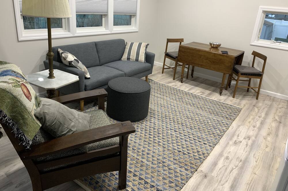 Weehawken Apartment | Carriage House Apartment including Garage- 5 min transport to NYC 30 day minimum