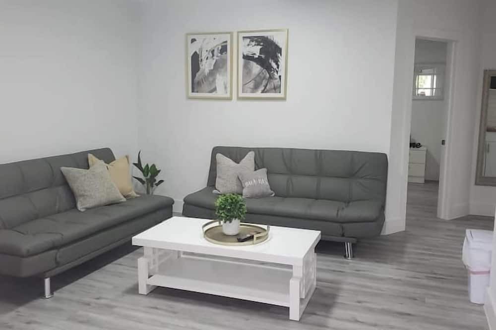 Parkside Apartment | 2 Bedroom 739149 by Houzlet
