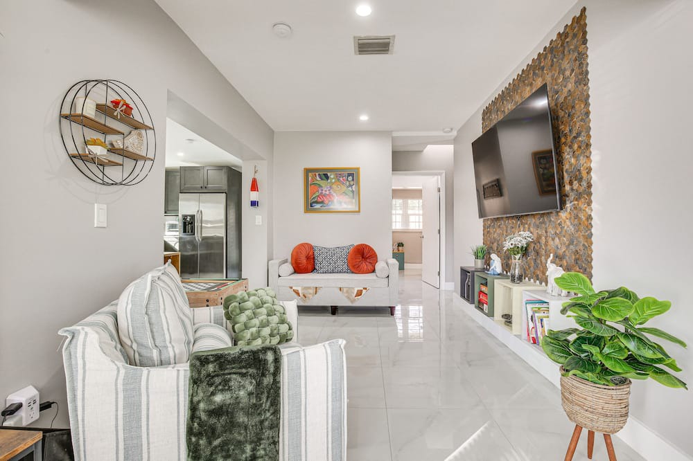 Edgewood Cottage | Family-Friendly Fort Lauderdale Home Near Beaches!
