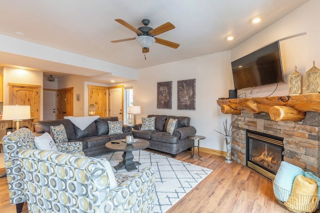 Somers Condo | Updated condo with peek-a-boo lake views, deck, W/D, fireplace, & lake access