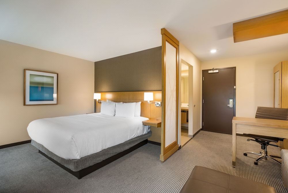 Photo of Bedroom in Coliseum Central