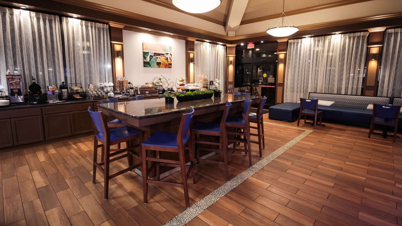 Photo of Livingroom in Coliseum Central