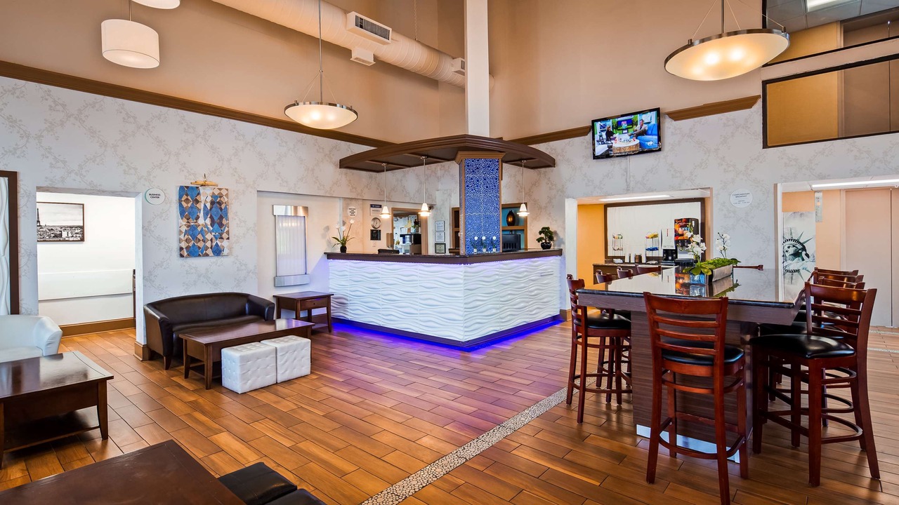 Photo of Livingroom in Coliseum Central